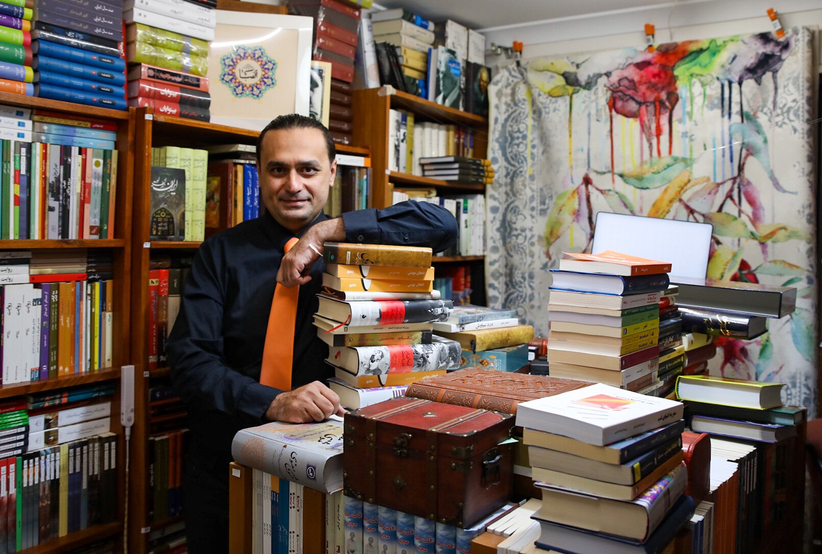 This Perth bookstore owner is already feeling the squeeze from higher interest rates, but it's not all doom and gloom