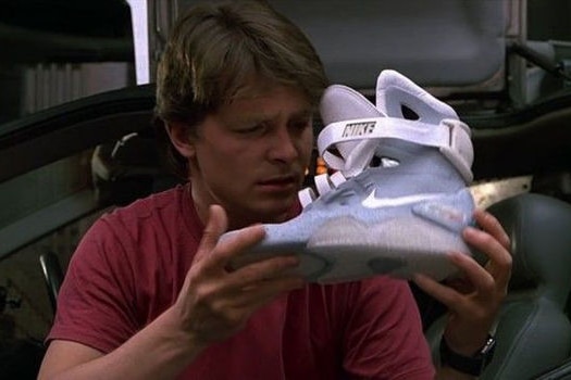 电影《回到未来》剧照，一名男子手中拿着一双耐克球鞋。