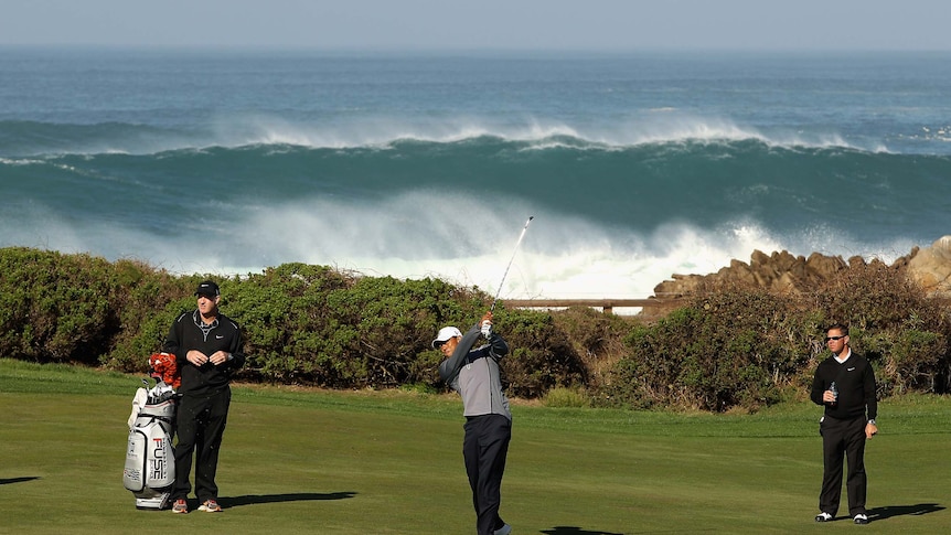 Surf crashes around Tiger Woods