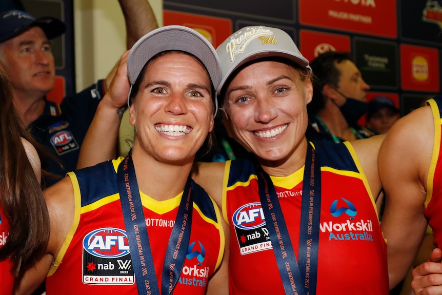 Chelsea Randall et Erin Phillips sourient et se tiennent bras dessus bras dessous