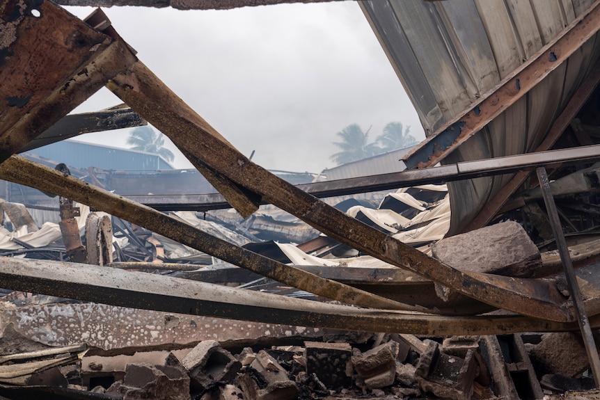Immeuble détruit par un incendie lors des émeutes à Nouméa en Nouvelle-Calédonie