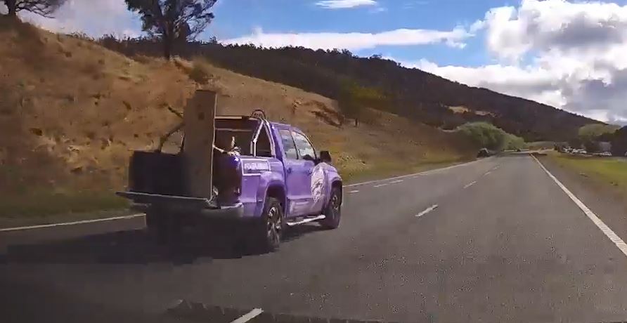 Kobietom postawiono zarzuty po nielegalnym działaniu na tyłach klubu krykietowego Hobart Hurricanes przy autostradzie Tasmanian Highway.