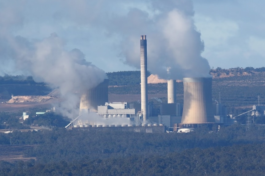 Generadores de energía que emiten humo al cielo.