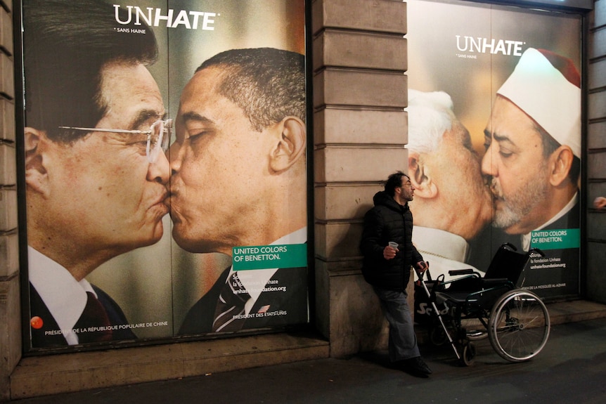 Benetton ad campaign: Obama kisses Hu Jintoa and Pope Benedict kisses an imam. (AFP: Patrick Kovarik)