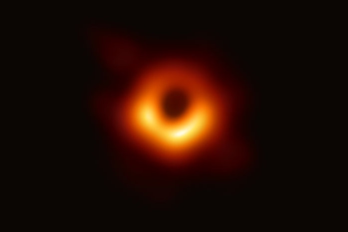 这是人类历史上首次拍摄到宇宙中黑洞的“真身”。这张照片显示的是M87，它位于我们邻近的处女座星系的中心。