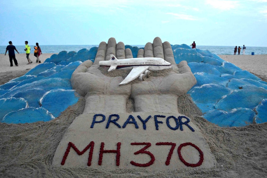 MH370 sand sculpture