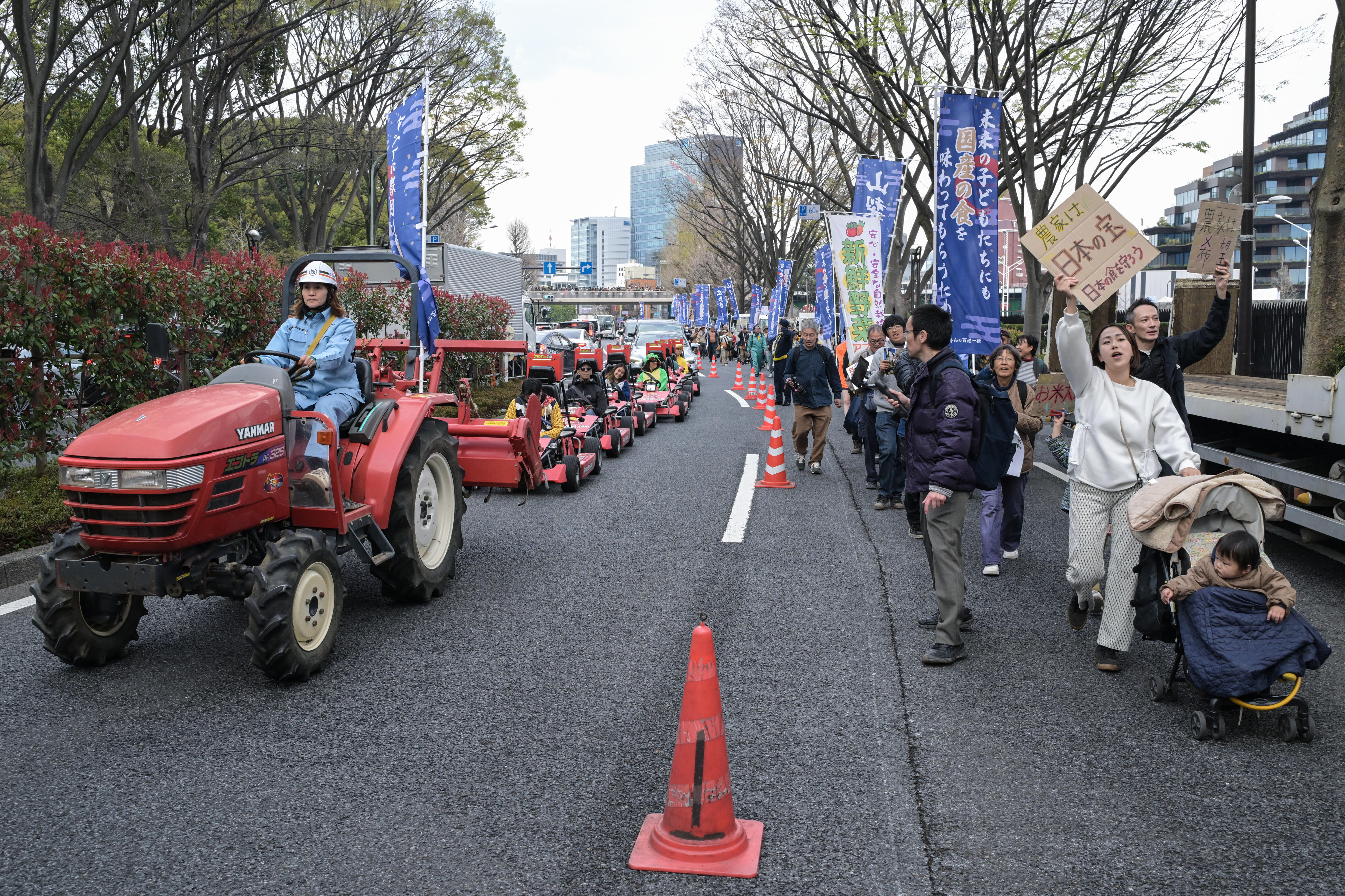 Los agricultores en tractores protestan en la ciudad.