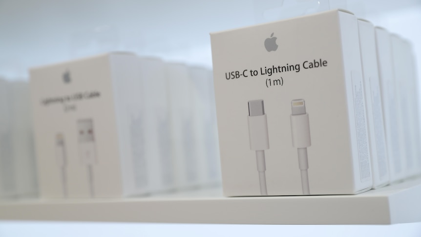 EU rules to force USB-C chargers for all phones - BBC News