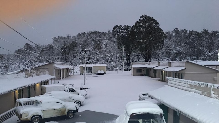 Snowfall in Great Lake Hotel car park.