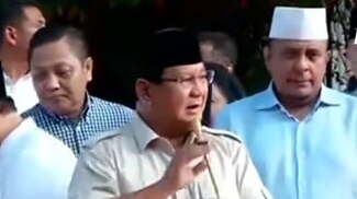 Prabowo menemui para pendukungnya dan menyampaikan tanggapan soal hitung cepat.