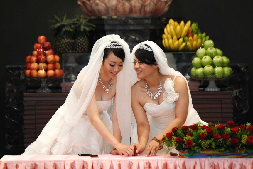 在政府通过同性婚姻合法化后，台湾的许多伴侣预计将于今天成婚。