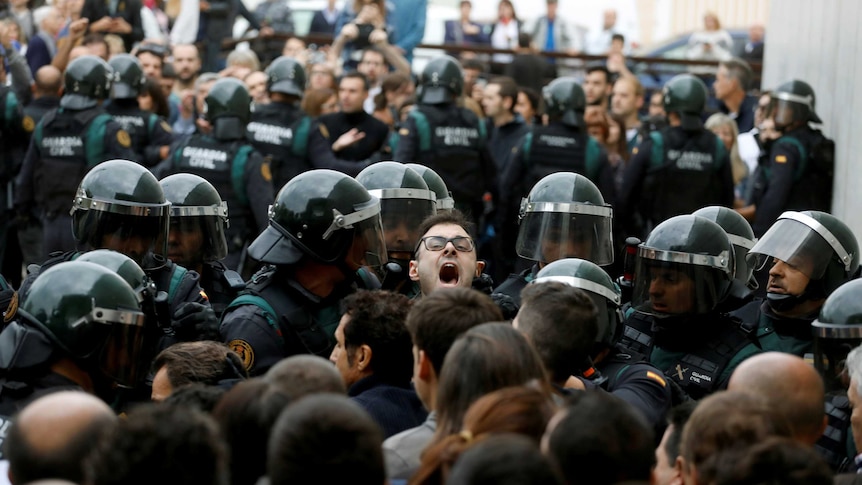 Riot police clash with referendum voters in Catalonia Teaser