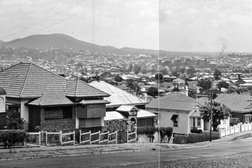 una calle de casas de 1940 