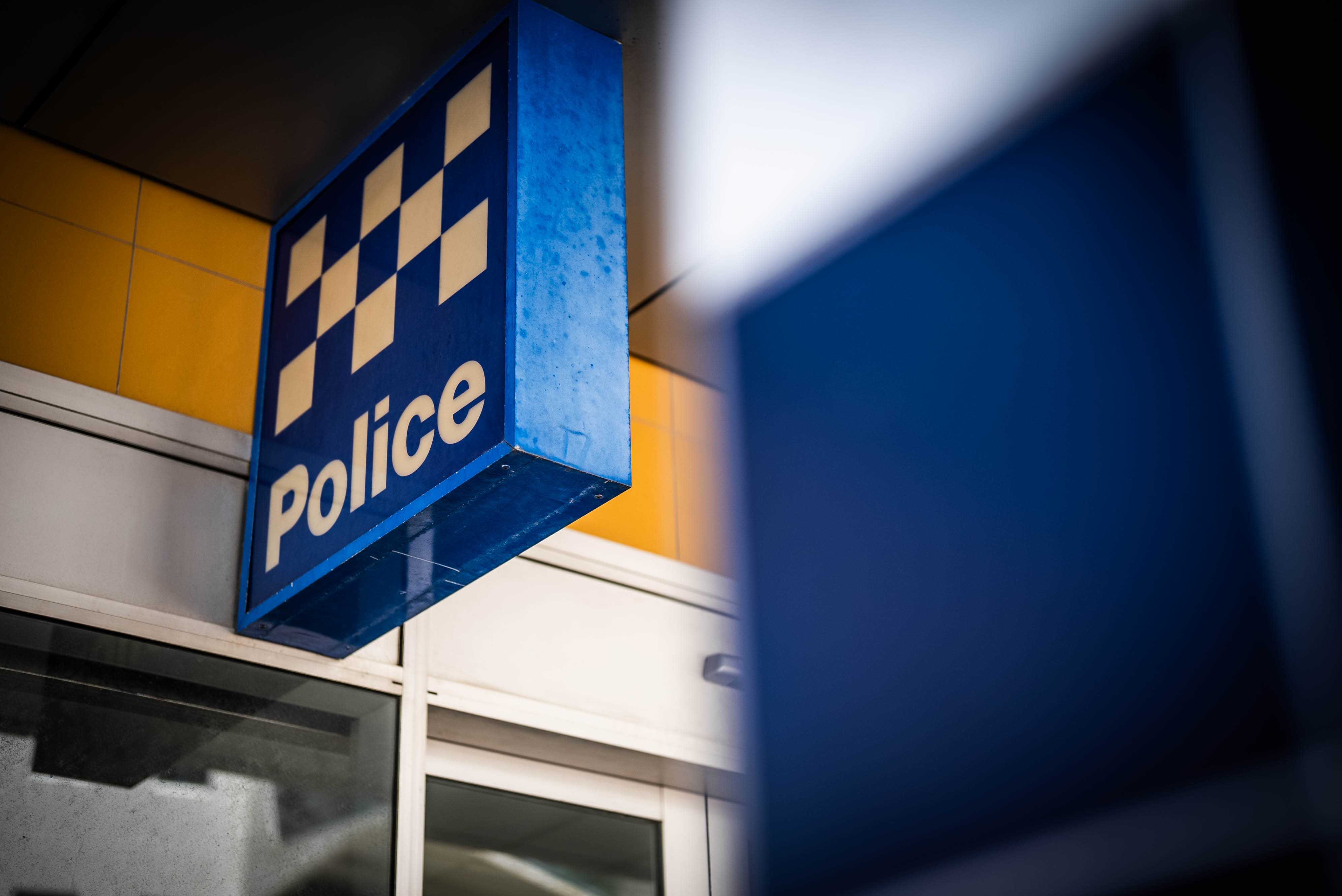 Un letrero cuadrado azul con controles blancos y azules que dice 