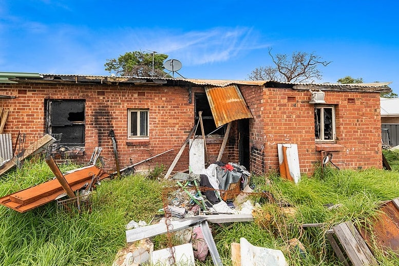 El exterior de una casa dañada por el fuego.