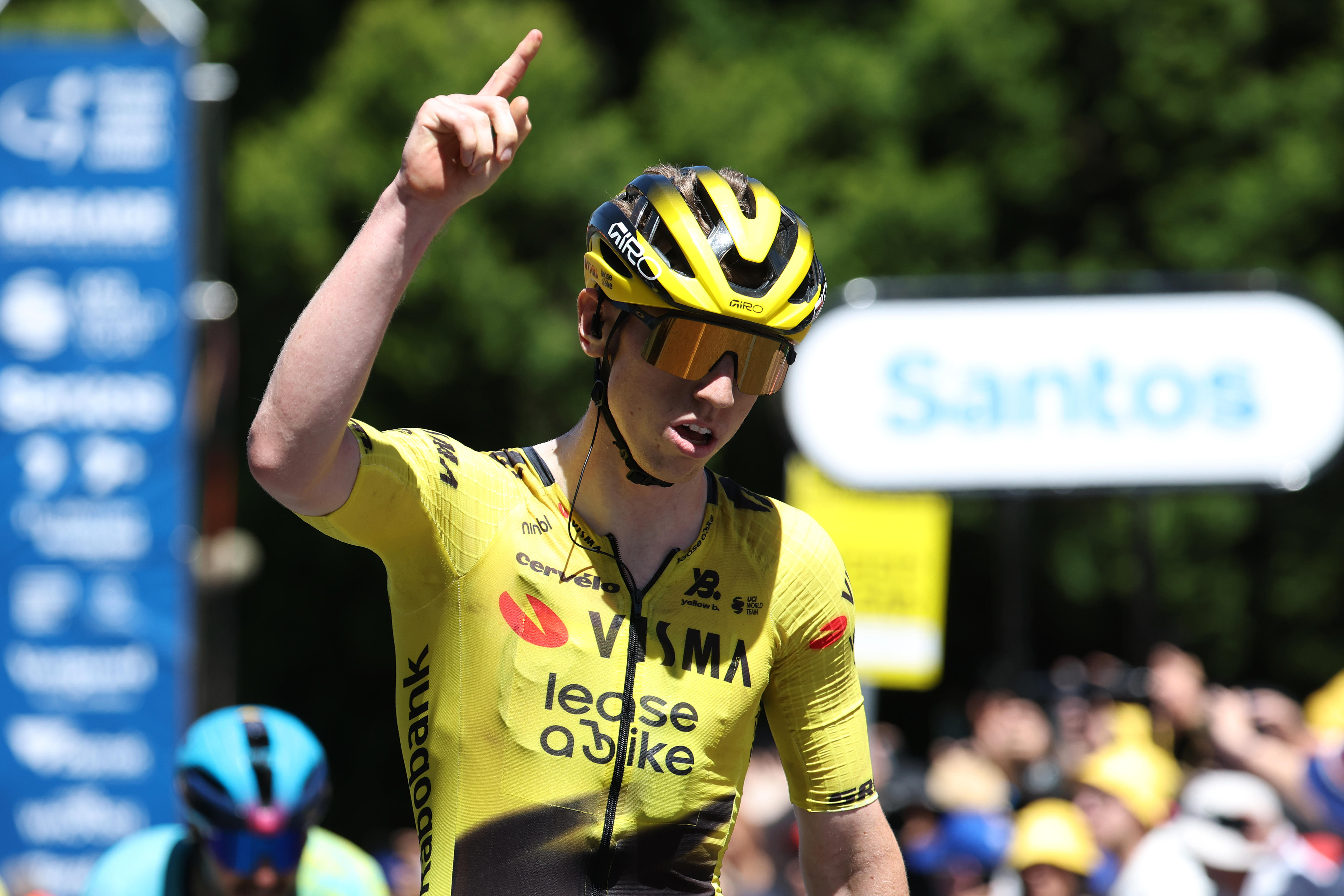 Matthew Brennan levanta la mano