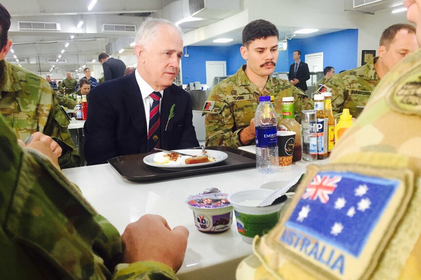 Malcolm Turnbull has breakfast with soldiers during his Anzac Day 2017 visit to the Middle East.
