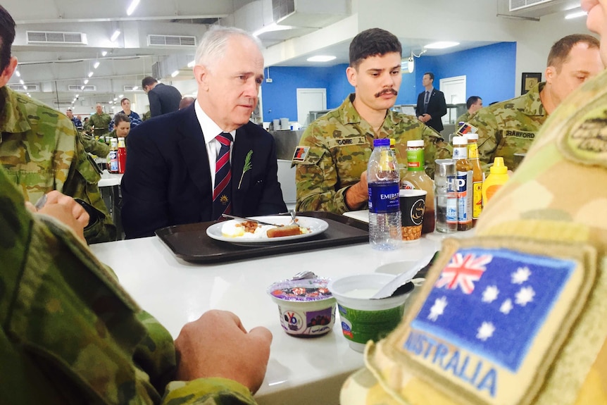 Malcolm Turnbull has breakfast with soldiers during his Anzac Day 2017 visit to the Middle East.