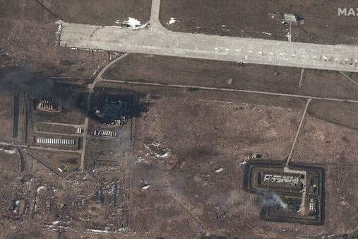 周四拍摄的卫星图像显示，乌克兰楚胡夫市的燃料储存区和机场基础设施遭到破坏。