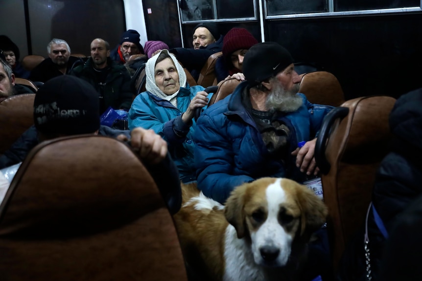 Los habitantes de Soledar se sientan dentro del autobús mientras esperan ser registrados y obtener un alojamiento temporal