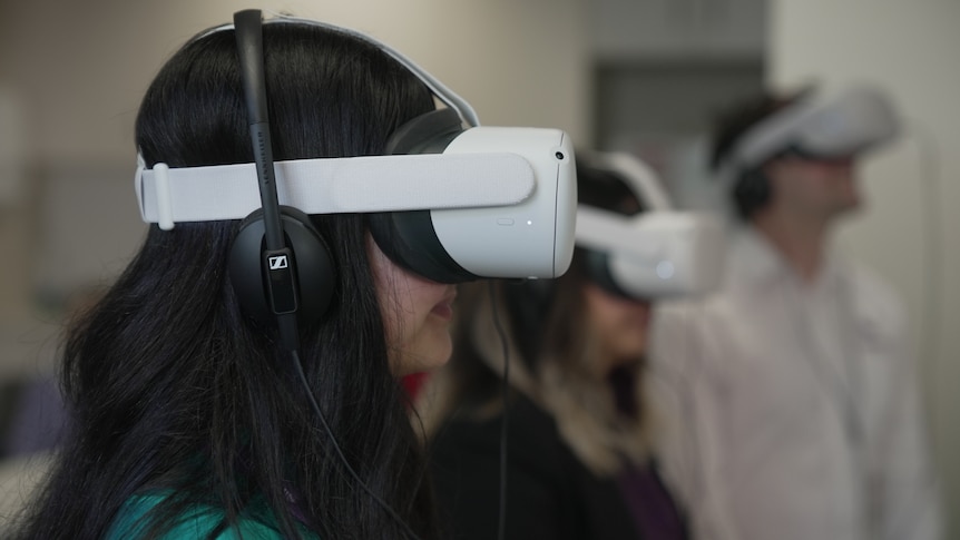 Wie Virtual-Reality-Technologie eingesetzt wird, um die Pflege von Menschen mit Demenz zu verbessern