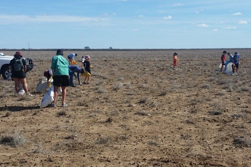 Longreach Scouts picking up rubbish