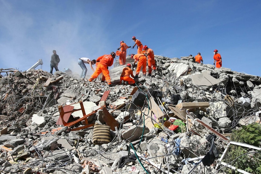 Turkey rescuers sift through rubble