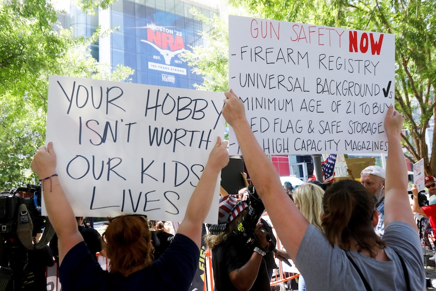 Le panneau indique que votre passe-temps ne vaut pas la vie de nos enfants lors d'une manifestation devant la NRA