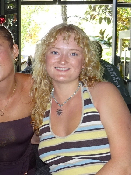 Una joven sonríe a la cámara.