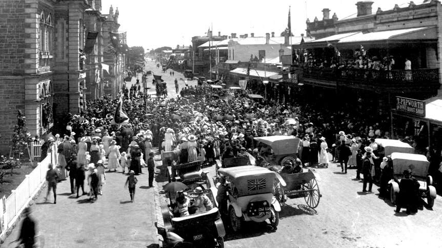 A crowd gathering in front of Mount Gambier's Town Hall to wait for official news of the armistice on November 12.