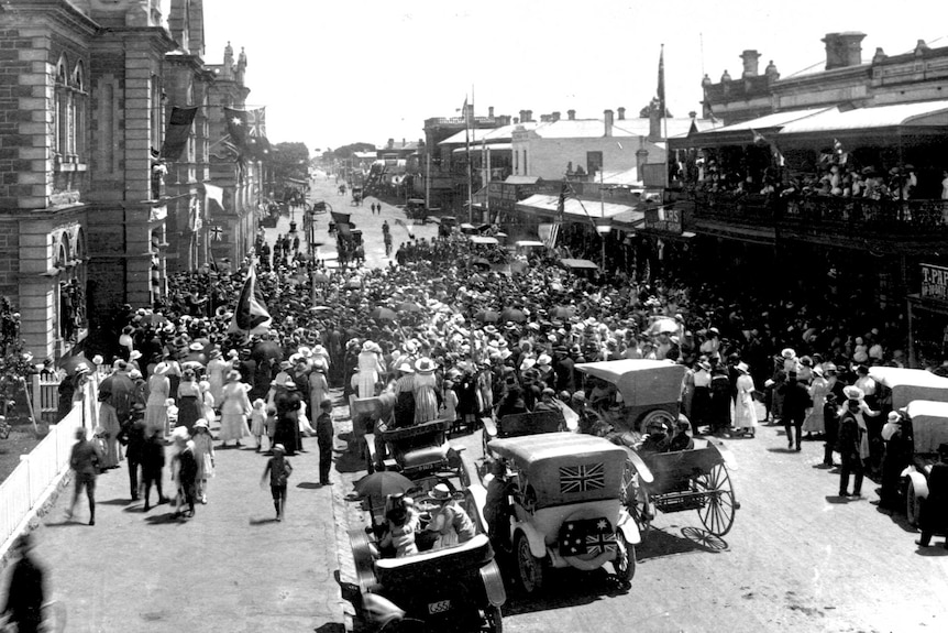 A crowd gathering in front of Mount Gambier's Town Hall to wait for official news of the armistice on November 12.