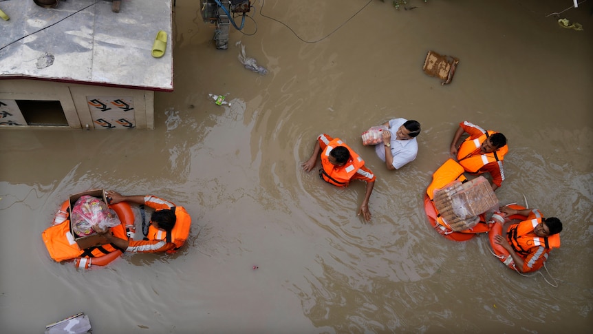 Sute de morți în timp ce ploile musonice declanșează inundații și alunecări de teren în Asia