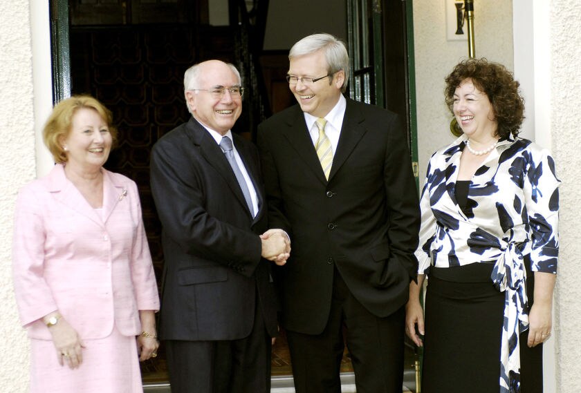 Howard hands over Lodge to Rudd - ABC News