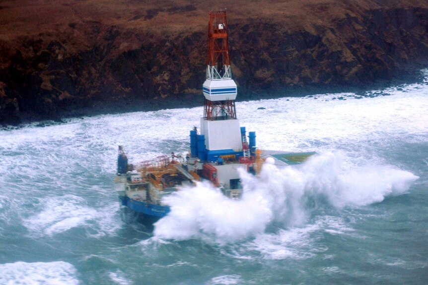 Mobile drilling unit Kulluk runs aground in Alaska.