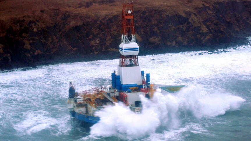Mobile drilling unit Kulluk runs aground in Alaska.