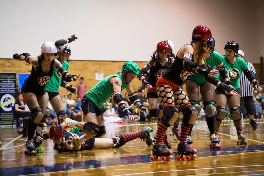 Women playing rollerdebry