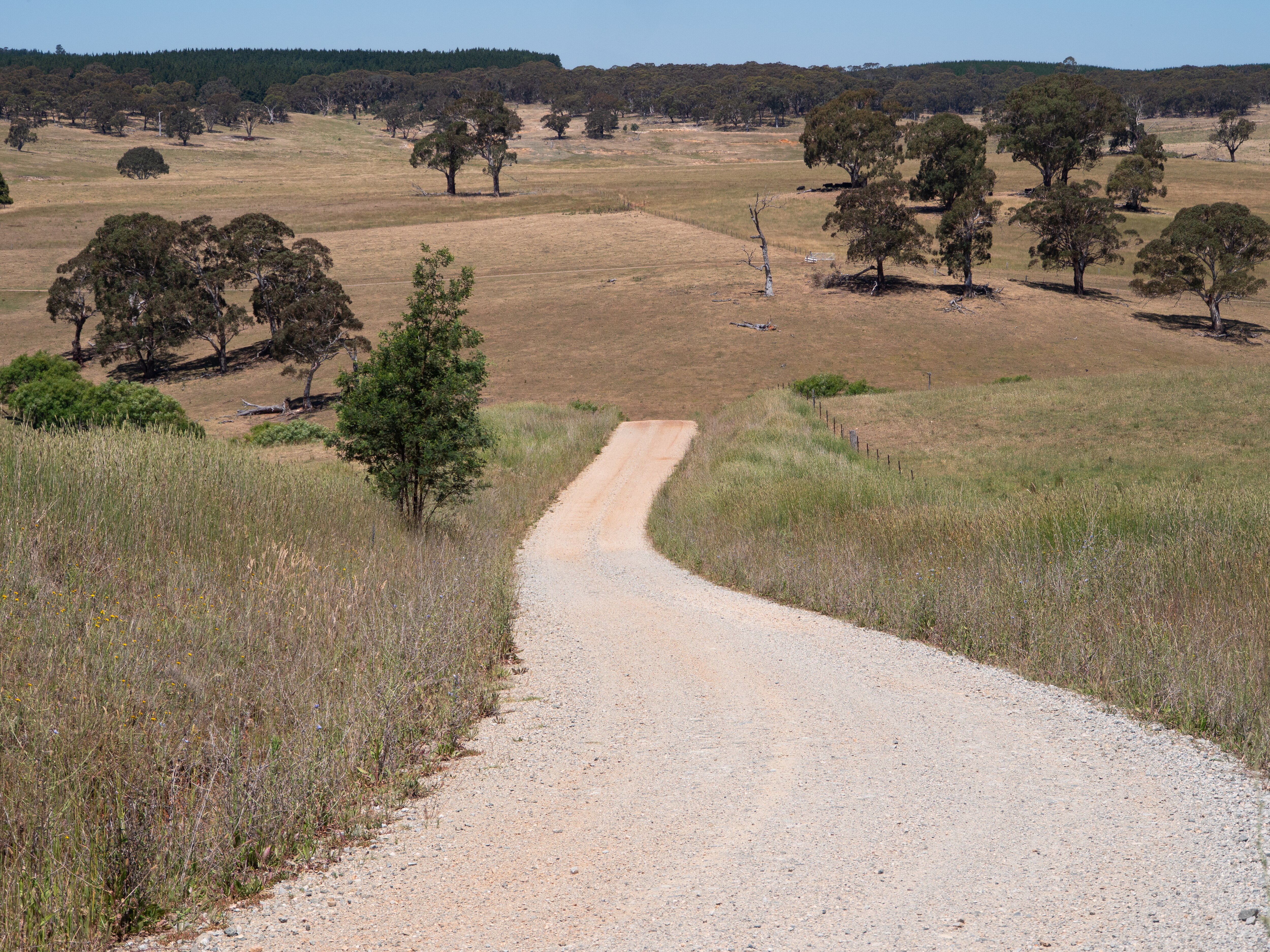 Tierras de cultivo con potreros, carteles y vallas.