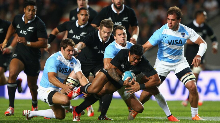 Fekitoa barges through Argentina defence