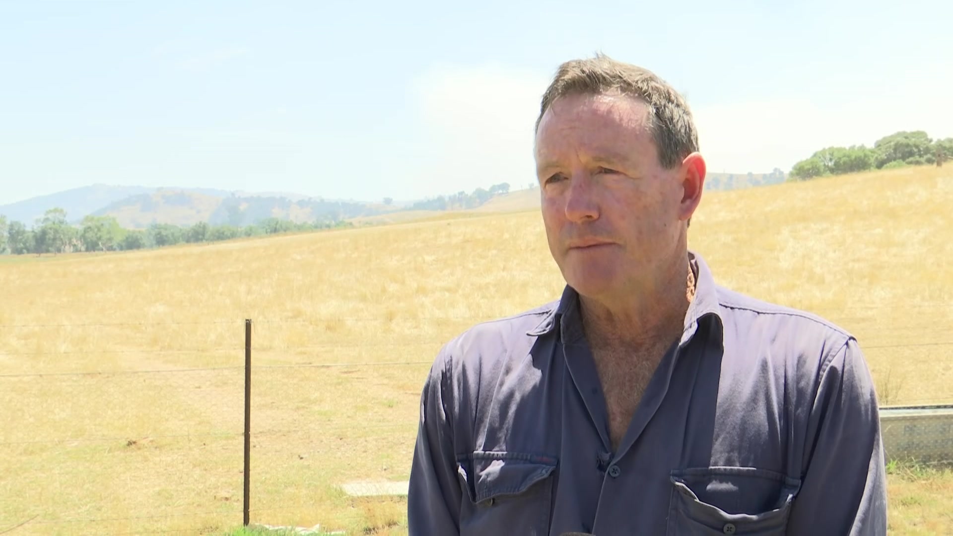 David Wortmann mira seriamente a alguien fuera de cámara.