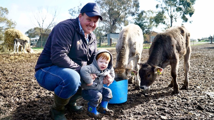 Coles et Woolworths augmentent le prix du lait et les agriculteurs heureux disent qu’ils l’ont provoqué eux-mêmes