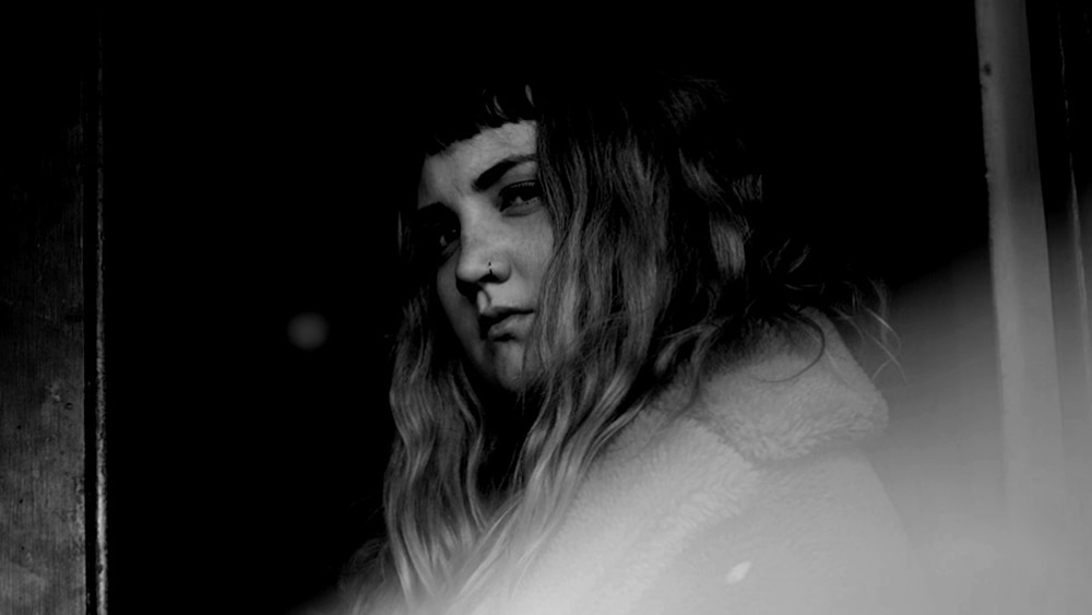 Retrato en blanco y negro de la cantante Liv Cartledge