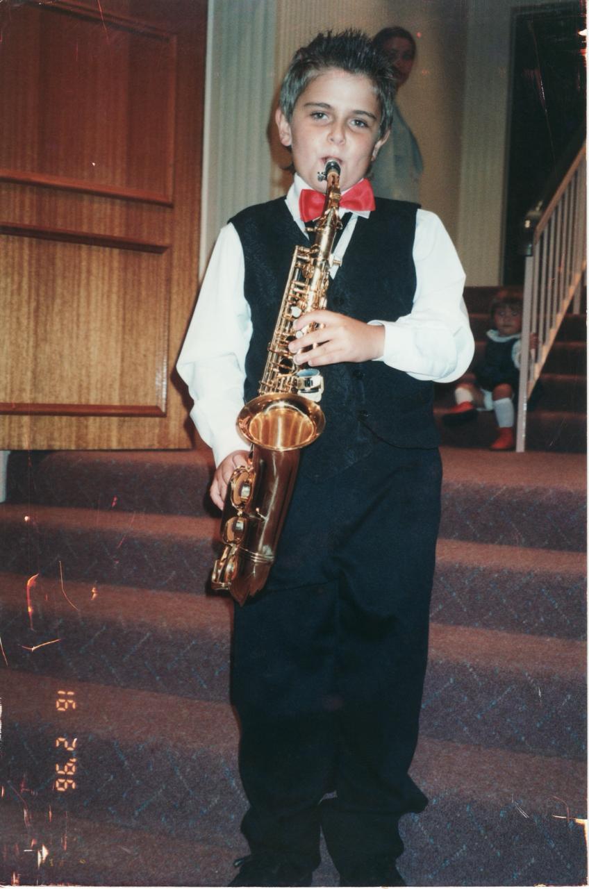 Um jovem tocando saxofone. 