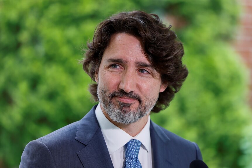 贾斯汀·特鲁多 (Justin Trudeau) 今年 6 月在渥太华举行的新闻发布会上微微一笑。