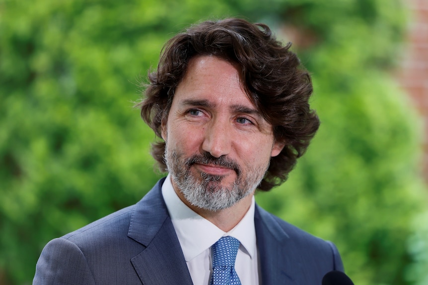 贾斯汀·特鲁多 (Justin Trudeau) 今年 6 月在渥太华举行的新闻发布会上微微一笑。