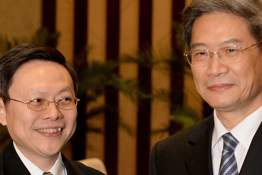 Taiwanese official Wang Yu-chi (L) with his Chinese counterpart Zhang Zhijun (R) in Nanjing on February 11, 2014