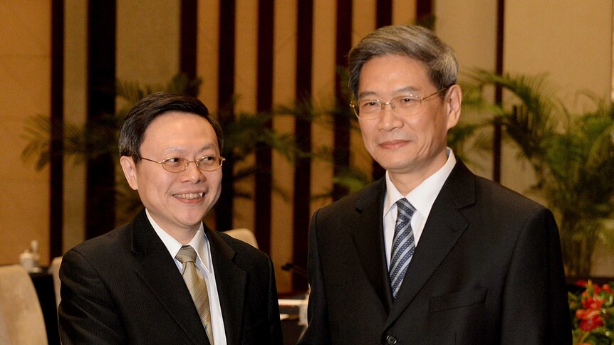 Taiwanese official Wang Yu-chi (L) with his Chinese counterpart Zhang Zhijun (R) in Nanjing on February 11, 2014