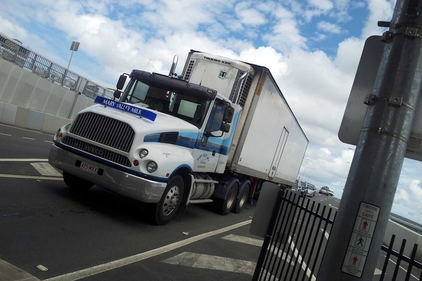 Un camión que viaja por una carretera.