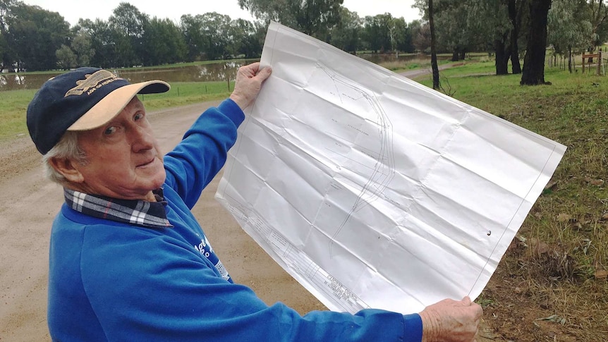 Bruce Loomes at original Canowindra dig site