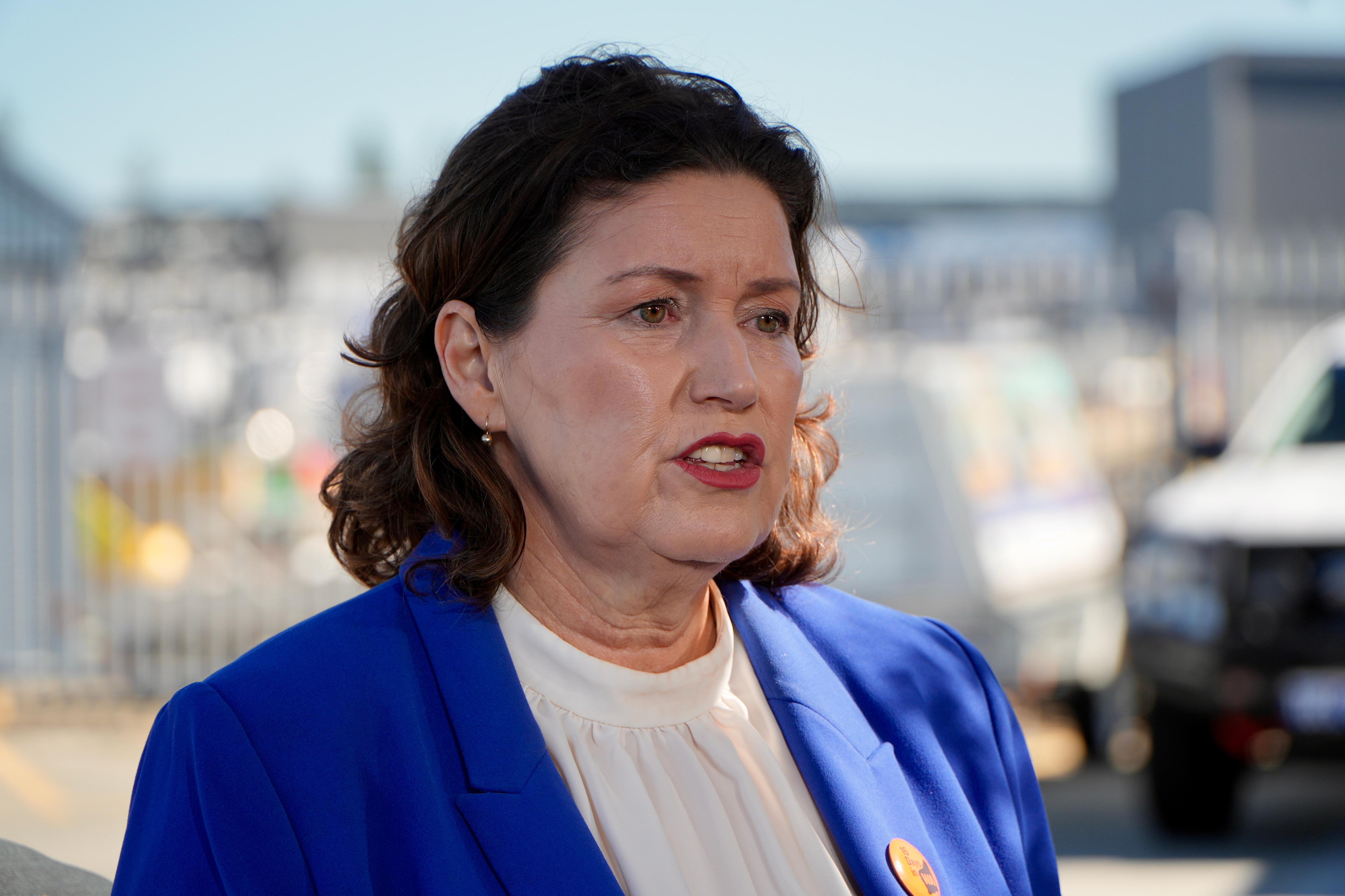Una foto de la ministra de Pesca de WA, Jackie Jarvis, con una camisa blanca y una chaqueta azul durante una entrevista con los medios.