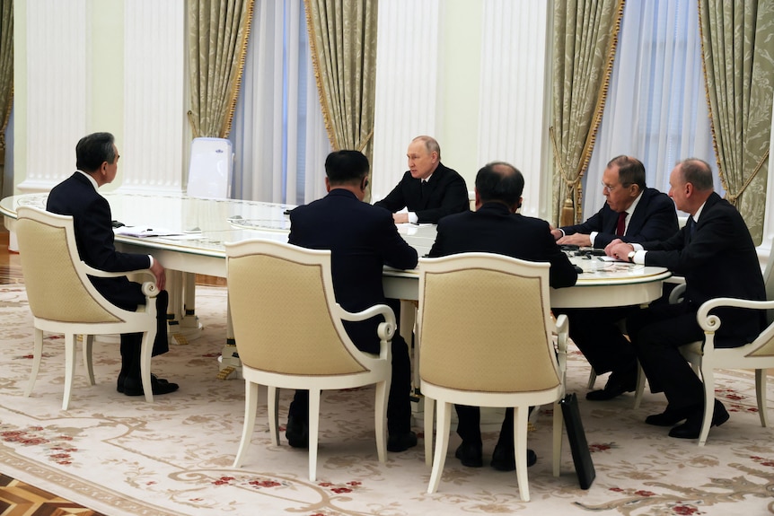王毅与普京和拉夫罗夫等官员一起会谈